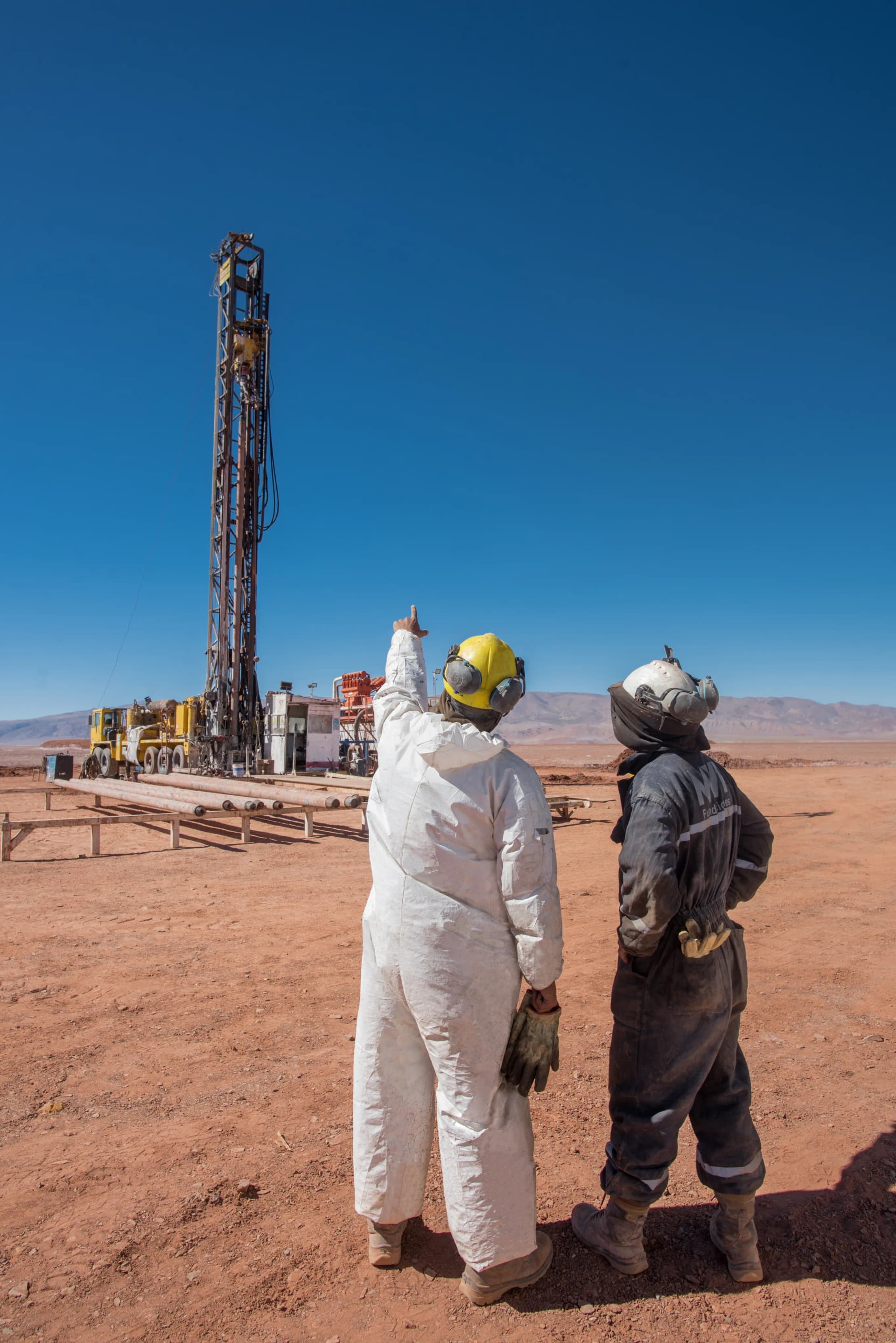 Dos personas mirando y señalando al horizonte