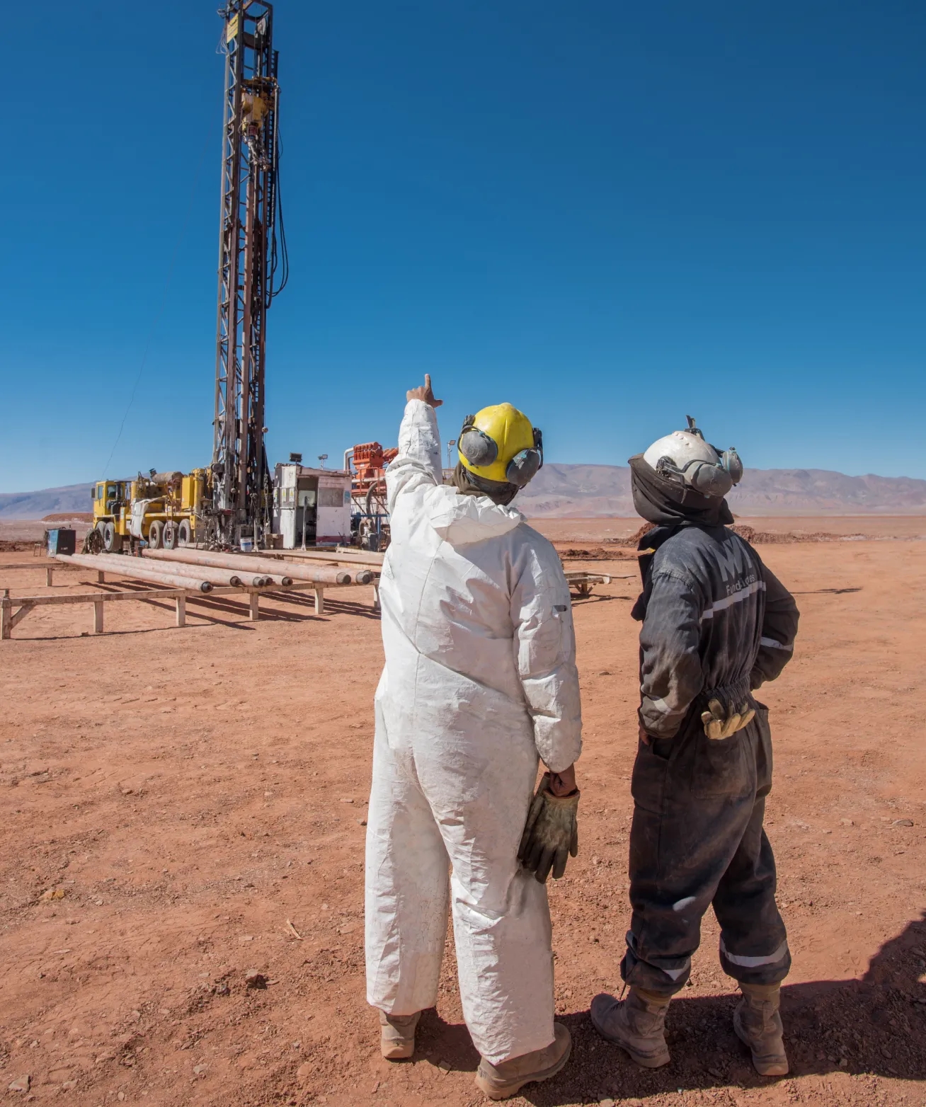 Dos personas caminando dentro de una oficina
